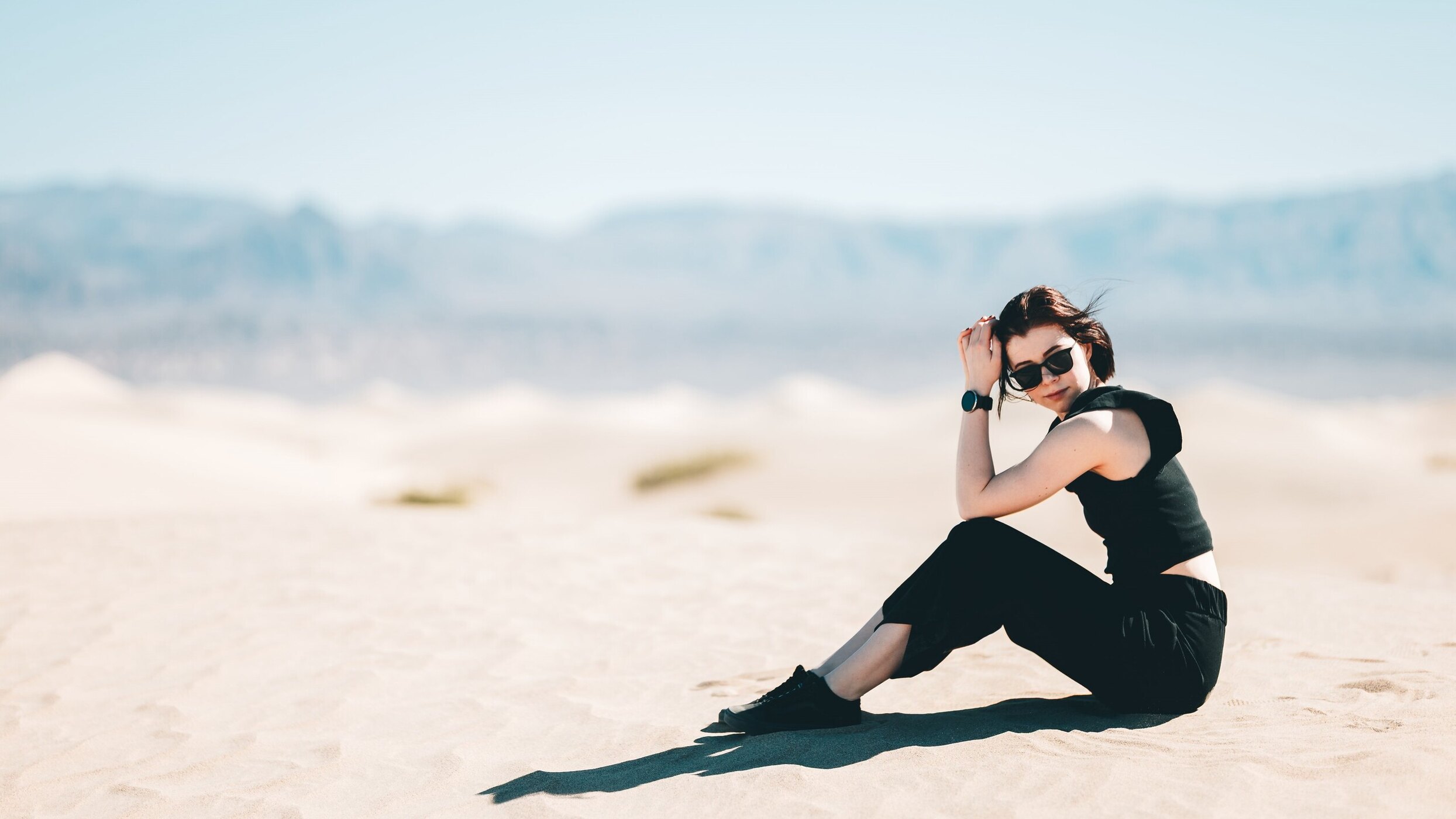 Portraitshooting im Freien - Frau in heller Landschaft