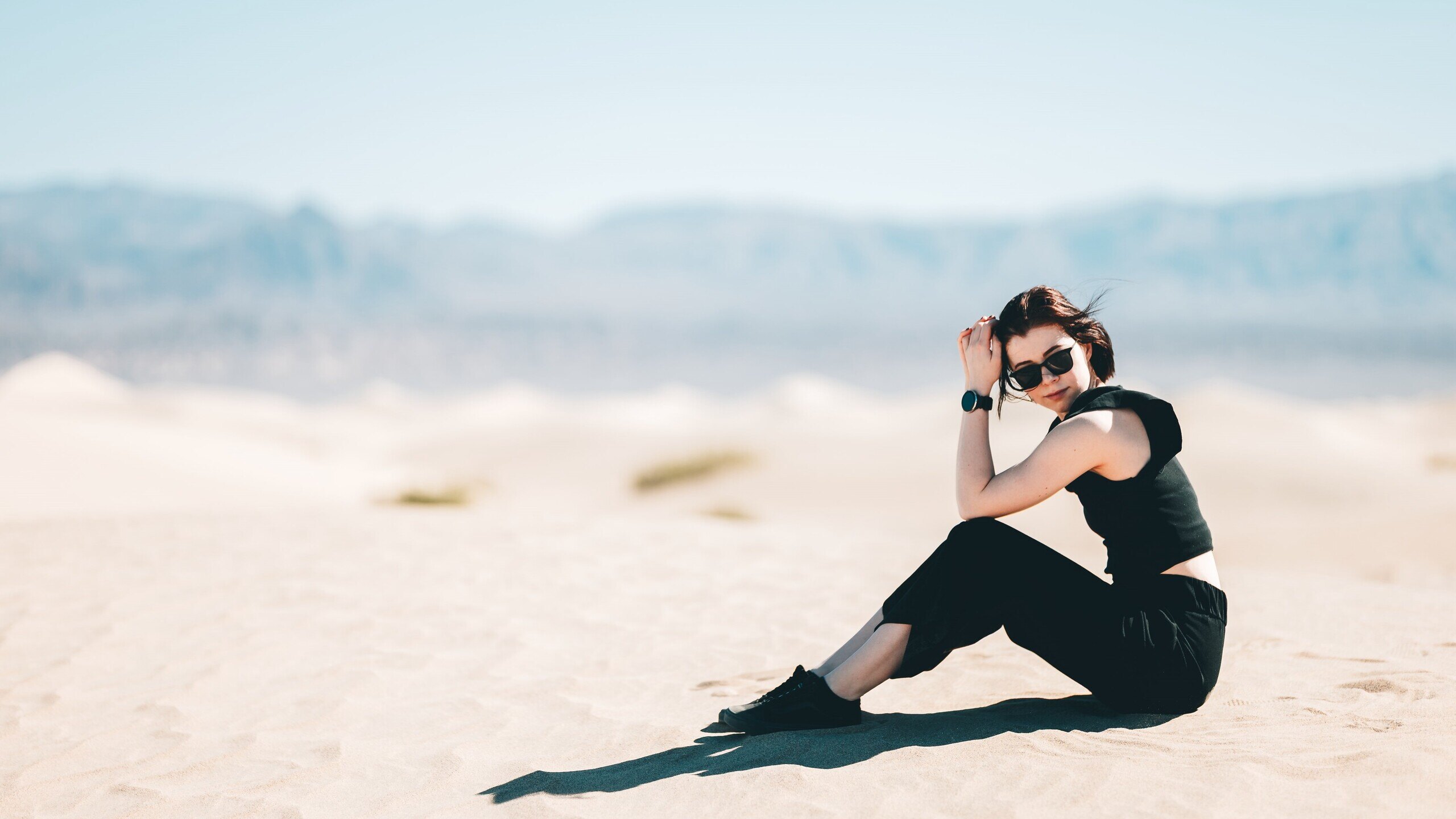 Portraitshooting im Freien - Frau in heller Landschaft