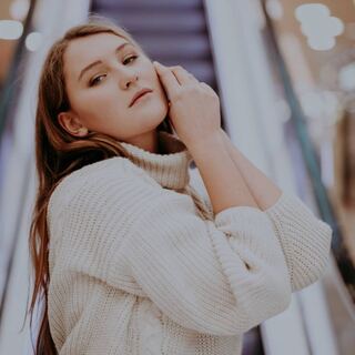 Nahes Portrait einer Frau im hellen Pullover