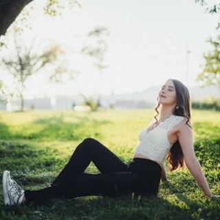 Sommerliches Portrait einer Frau auf einer Wiese