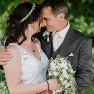 Brautpaar beim Hochzeitsportrait im Grünen