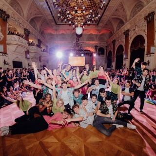 Maturaball-Reportage mit Tanzfläche und Publikum im Festsaal
