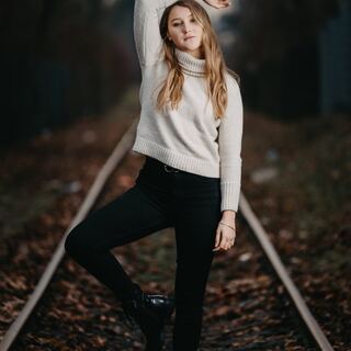 Outdoor-Portrait einer Frau auf einer Treppe im Wald