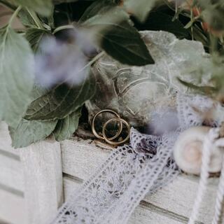 Hochzeitsringe und florale Details auf einer Ringschale