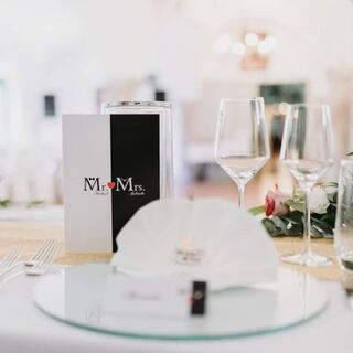 Festlich gedeckte Hochzeitstafel mit Blumenschmuck