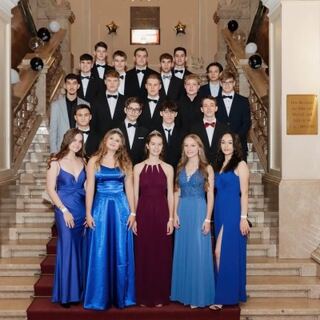 Gruppenfoto einer Maturaklasse auf einer Treppe