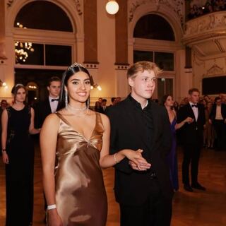 Paar beim Einzug auf einem Maturaball im Festsaal
