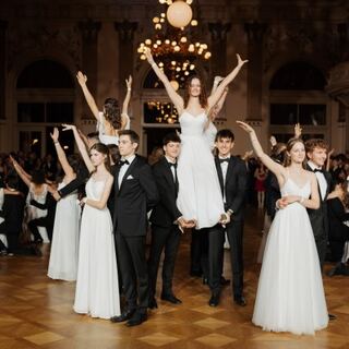 Maturaball-Gruppe jubelt auf der Tanzfläche