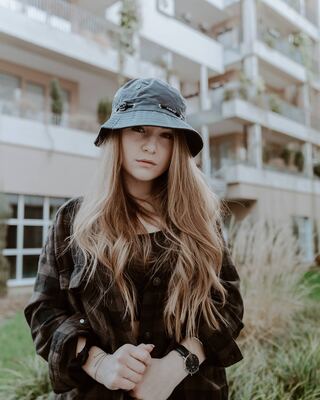 Portraitshooting einer Frau am See bei tiefem Sonnenlicht