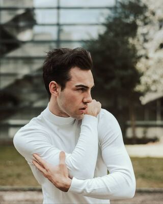 Portrait einer jungen Frau vor einer hellen Architekturkulisse