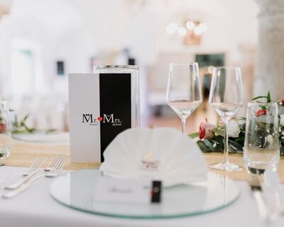 Hochzeitspaar im Freien